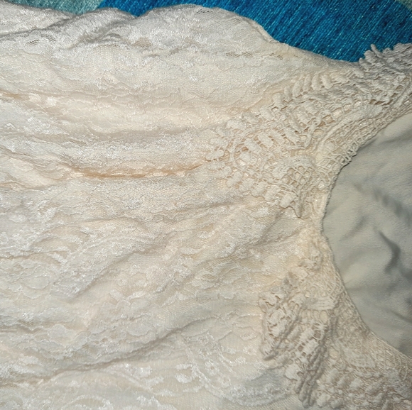 White lacey Knee-length Dress 🤍 - Picture 4 of 5